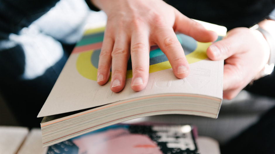 Hand auf Buch